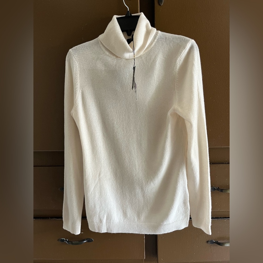 Women's charter club luxury cashmere sweater ivory M turtle neck NWT